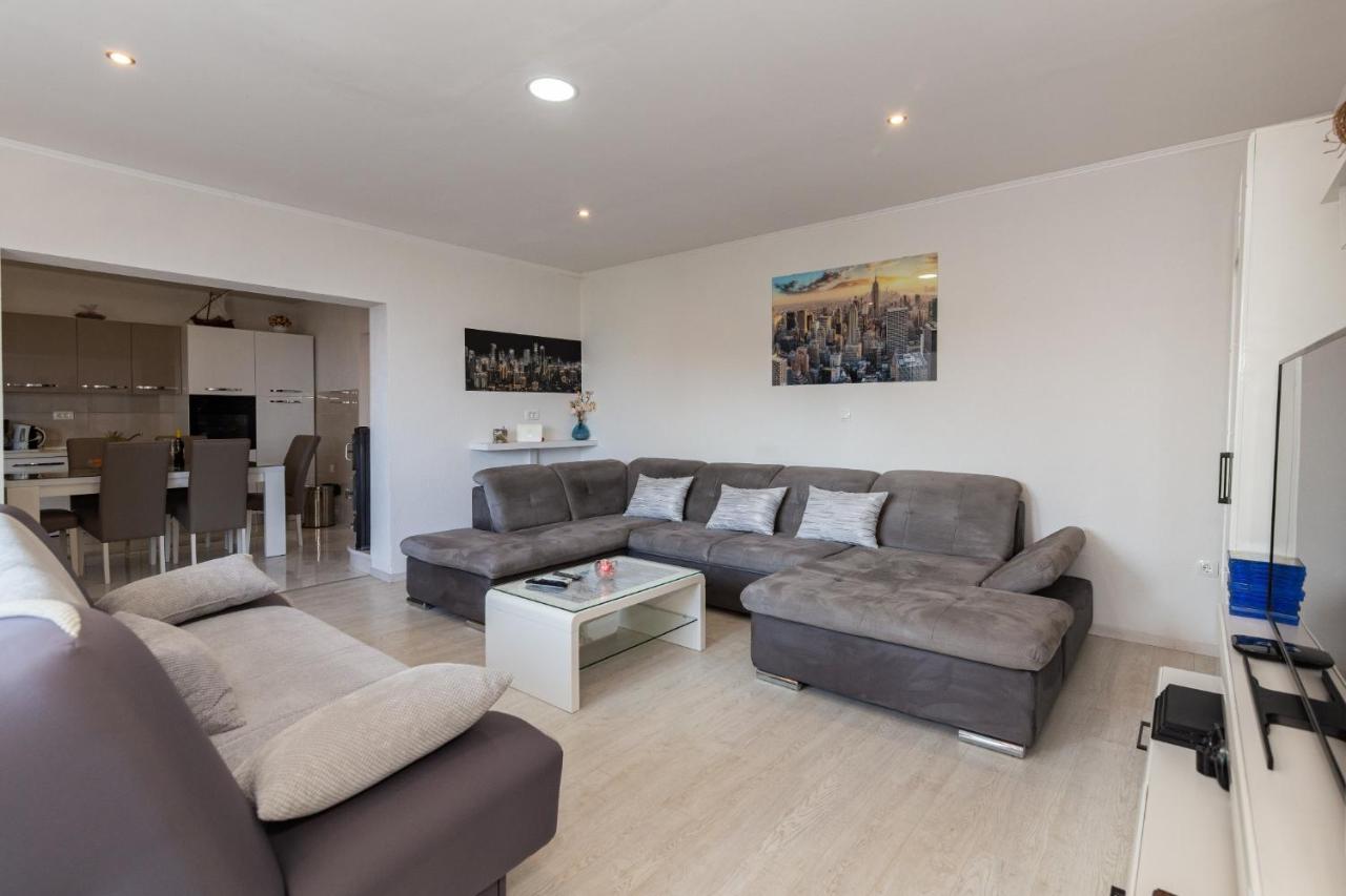 Navis Sea View Apartment With Pool Makarska Exterior photo