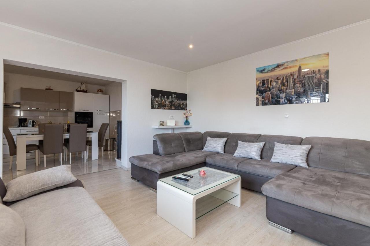 Navis Sea View Apartment With Pool Makarska Exterior photo